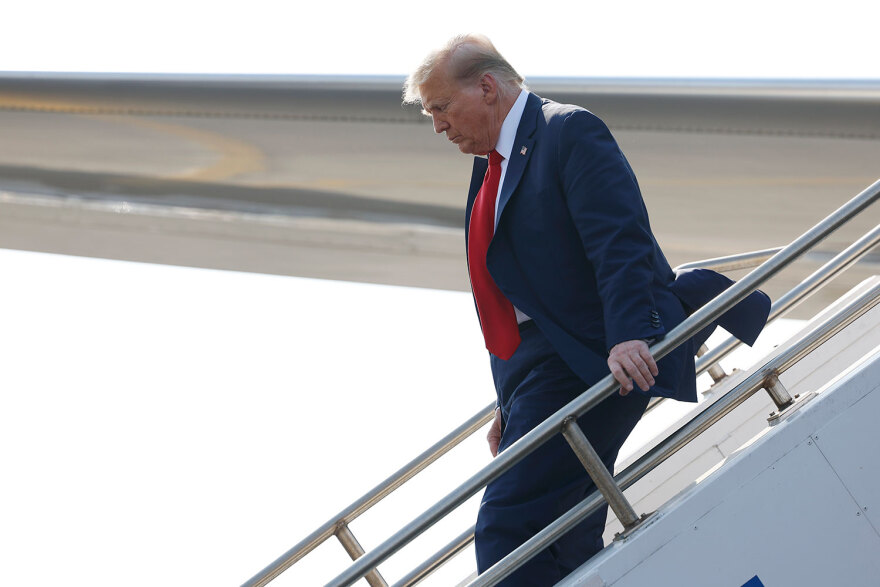 Ντόναλντ Τραμπ: Τι συμβαίνει με τα ρούχα του - Βάτες στα κοστούμια, μακριά παντελόνια και καπέλα MAGA