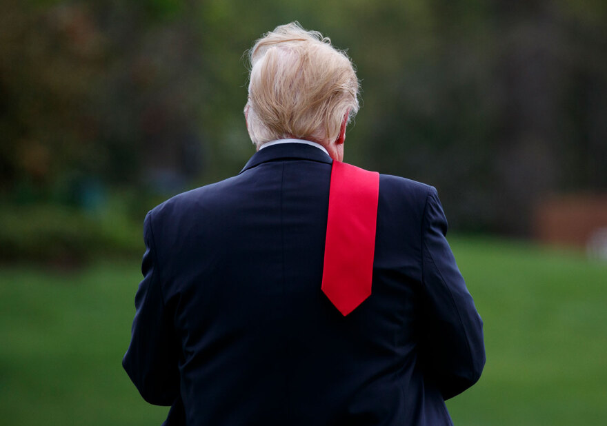 Ντόναλντ Τραμπ: Τι συμβαίνει με τα ρούχα του - Βάτες στα κοστούμια, μακριά παντελόνια και καπέλα MAGA