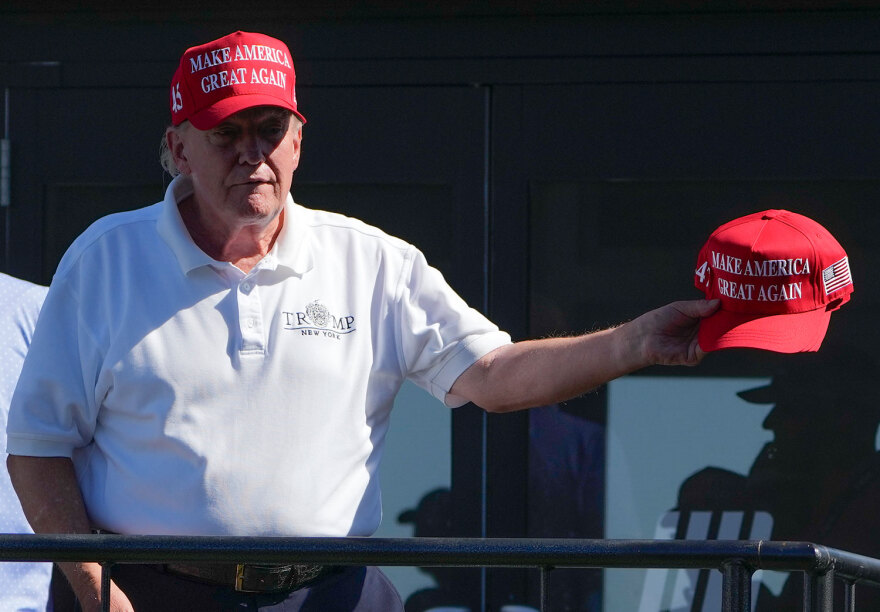 Ντόναλντ Τραμπ: Τι συμβαίνει με τα ρούχα του - Βάτες στα κοστούμια, μακριά παντελόνια και καπέλα MAGA