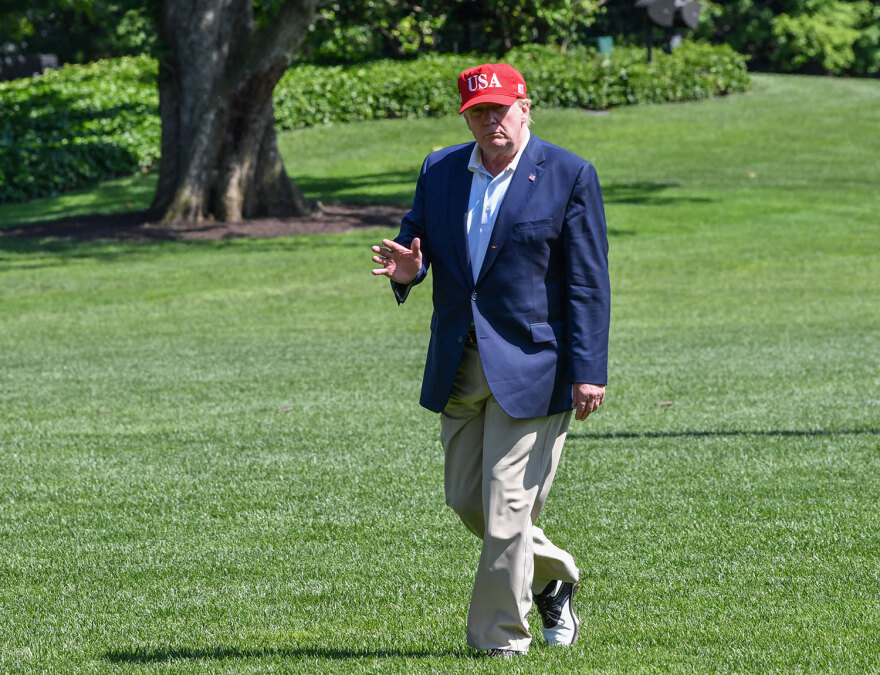 Ντόναλντ Τραμπ: Τι συμβαίνει με τα ρούχα του - Βάτες στα κοστούμια, μακριά παντελόνια και καπέλα MAGA