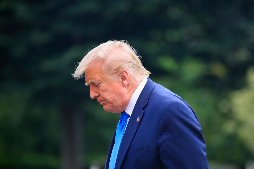 Ντόναλντ Τραμπ: Τι συμβαίνει με τα ρούχα του - Βάτες στα κοστούμια, μακριά παντελόνια και καπέλα MAGA