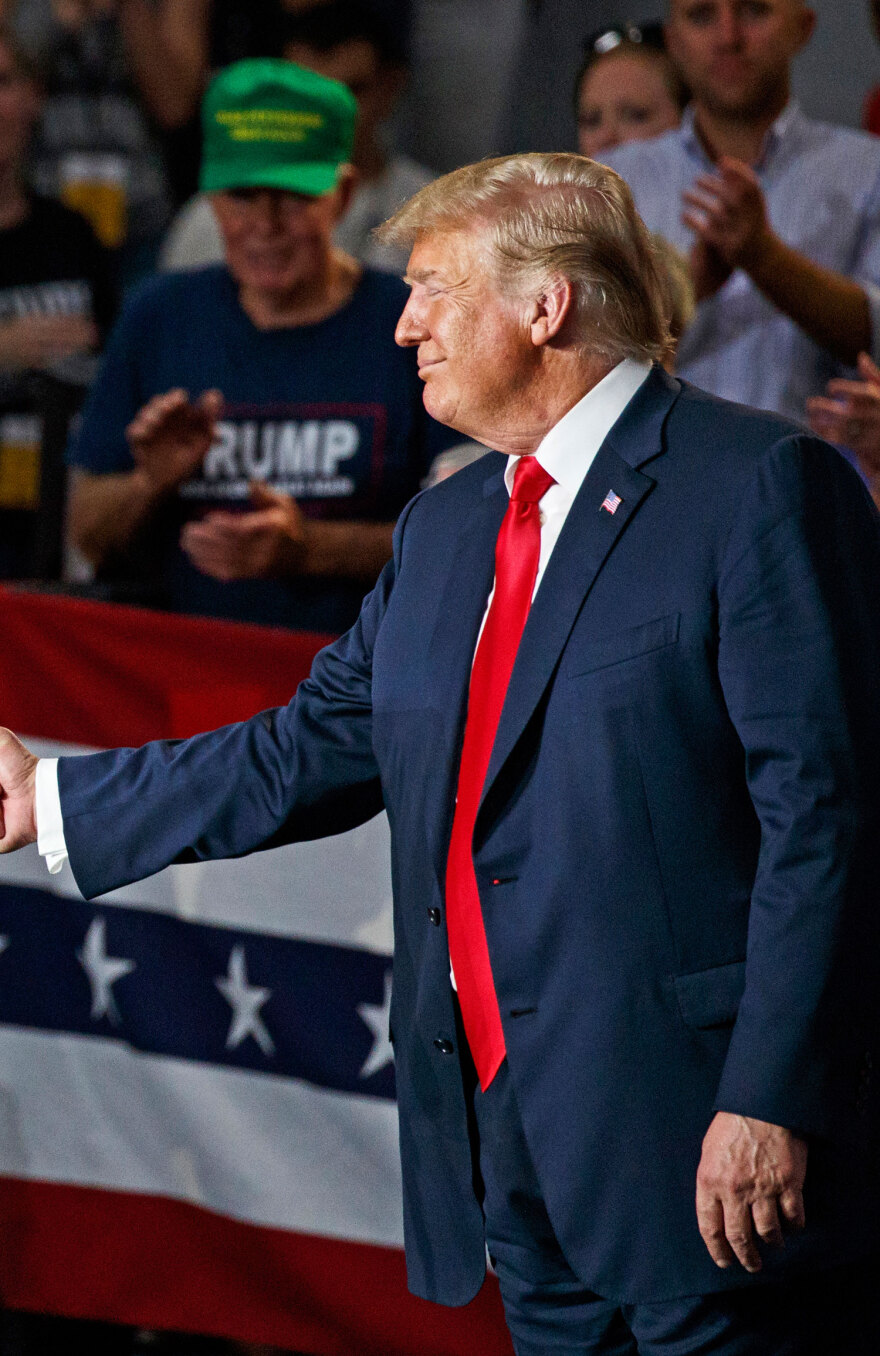 Ντόναλντ Τραμπ: Τι συμβαίνει με τα ρούχα του - Βάτες στα κοστούμια, μακριά παντελόνια και καπέλα MAGA