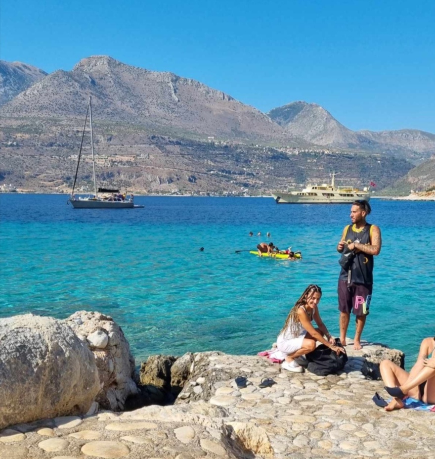 Μαρία Σολωμού και Mente Fuerte απολαμβάνουν το μπάνιο τους στην παραλία Λιμένι