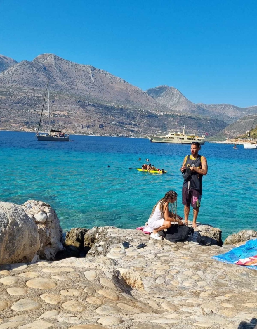 Μαρία Σολωμού και Mente Fuerte απολαμβάνουν το μπάνιο τους στην παραλία Λιμένι