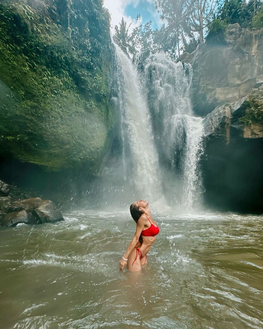 Ντορέττα Παπαδημητρίου: Πλένει έναν ελέφαντα στο Μπαλί - Δείτε βίντεο