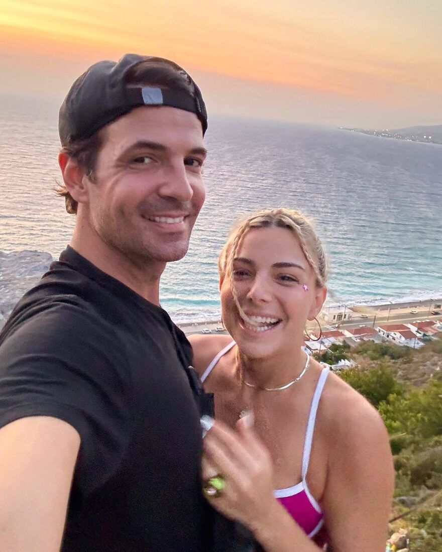 Ζόζεφιν: Απολαμβάνει τις διακοπές της με τον Νίνο - Το στιγμιότυπο με φόντο το ηλιοβασίλεμα