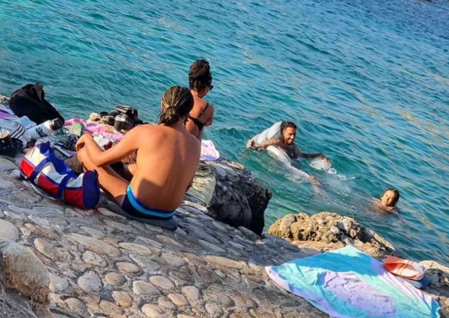 Μαρία Σολωμού και Mente Fuerte απολαμβάνουν το μπάνιο τους στην παραλία Λιμένι