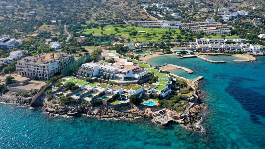 Κρήτη: Ο Μεξικανός δισεκατομμυριούχος που «τράκαρε» με θαλαμηγό που ανήκε στον Τζομπς, κάνει διακοπές στην Ελούντα