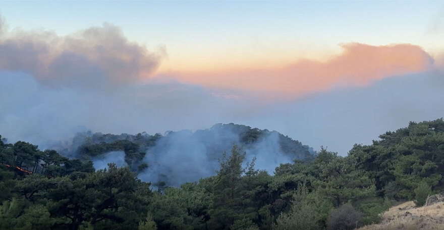 Μάχη με τις φλόγες σε έξι μέτωπα στην Τουρκία - Έπεσαν οι άνεμοι στη Σμύρνη, κίνδυνος τώρα για το Αϊδίνι