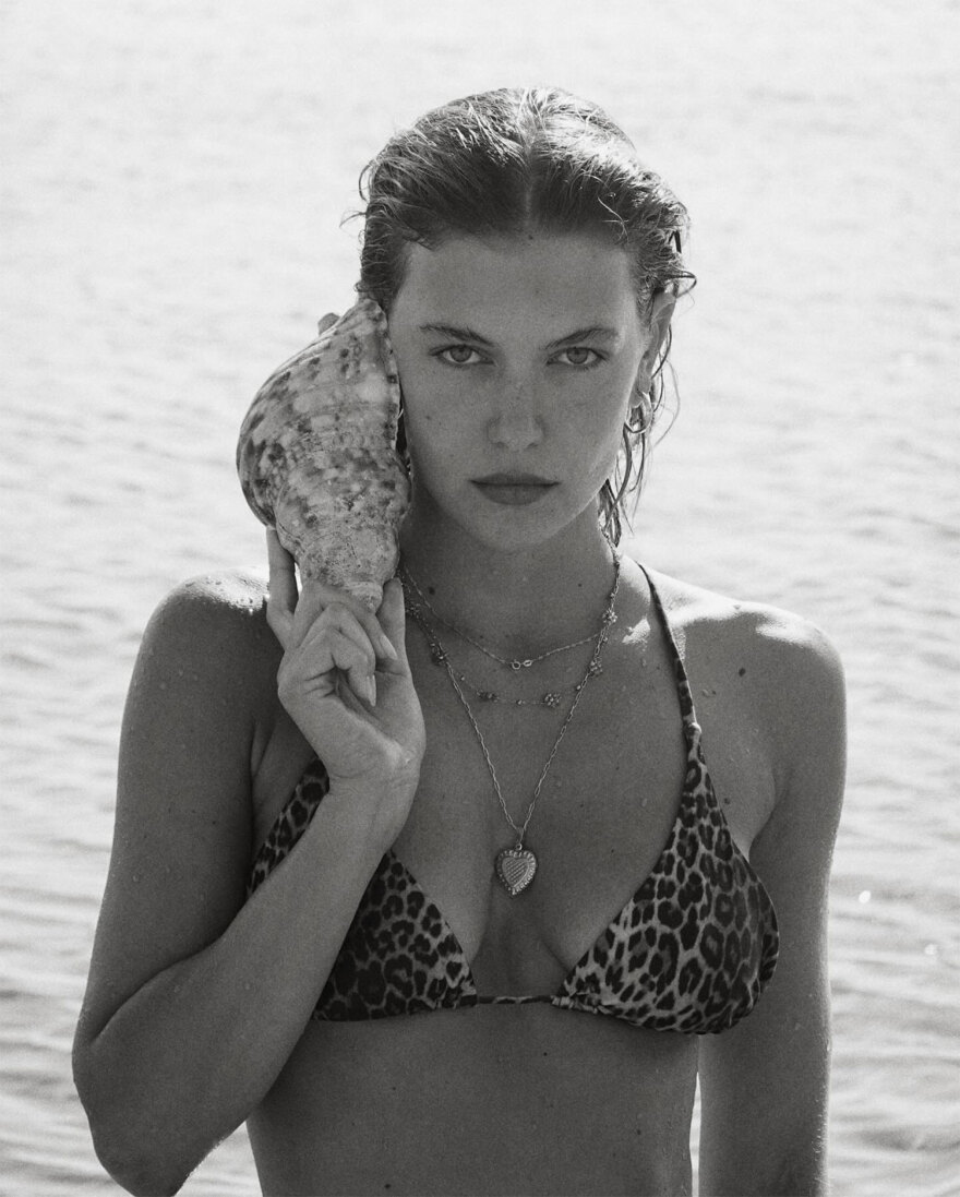 Κλέλια Ανδριολάτου: Κάνει γιόγκα με το μαγιό της στο φεγγαρόφως - Δείτε το βίντεο