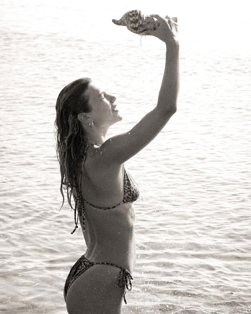 Κλέλια Ανδριολάτου: Κάνει γιόγκα με το μαγιό της στο φεγγαρόφως - Δείτε το βίντεο