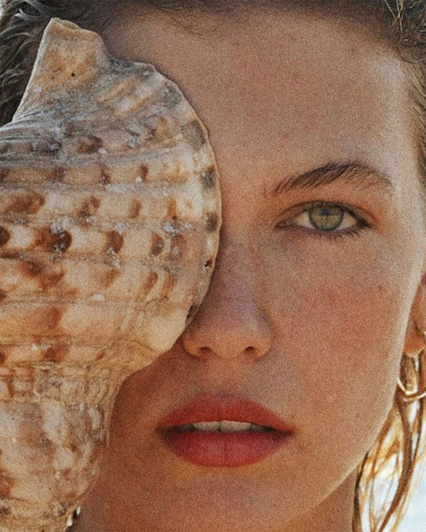 Κλέλια Ανδριολάτου: Κάνει γιόγκα με το μαγιό της στο φεγγαρόφως - Δείτε το βίντεο