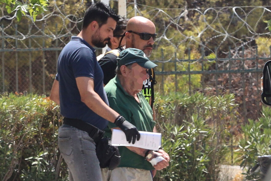 Γλυκά Νερά: Φωτογραφίες ντοκουμέντα από τη δράση του 80χρονου που φέρεται να έβαλε τέσσερις φωτιές