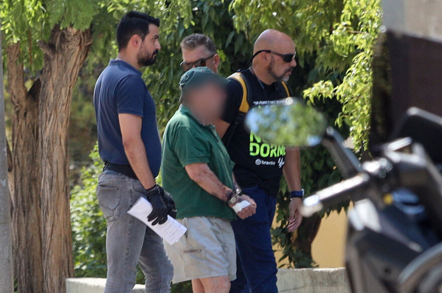 Γλυκά Νερά: Φωτογραφίες ντοκουμέντα από τη δράση του 80χρονου που φέρεται να έβαλε τέσσερις φωτιές