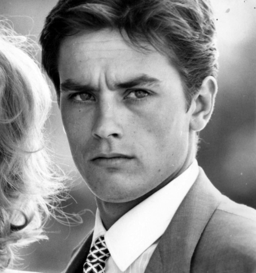 Αλέν Ντελόν: Από βοηθός κρεοπώλη στον πιο γοητευτικό Γάλλο του σινεμά - Η ιστορία του