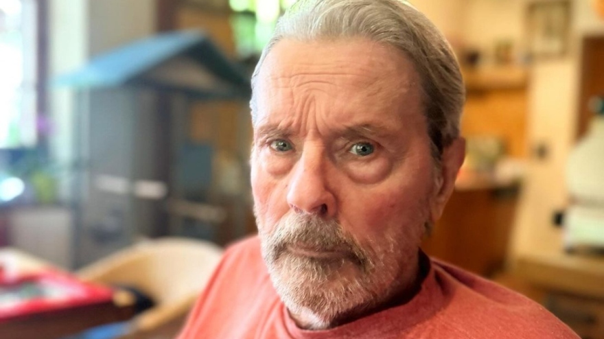 Αλέν Ντελόν: Σάλος με την επιθυμία του να θανατώσουν τον σκύλο του και να τους θάψουν μαζί