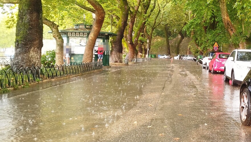 Ιωάννινα: «Άνοιξαν οι ουρανοί» και πλημμύρισαν οι δρόμοι από το ξαφνικό μπουρίνι - Βίντεο και φωτογραφίες