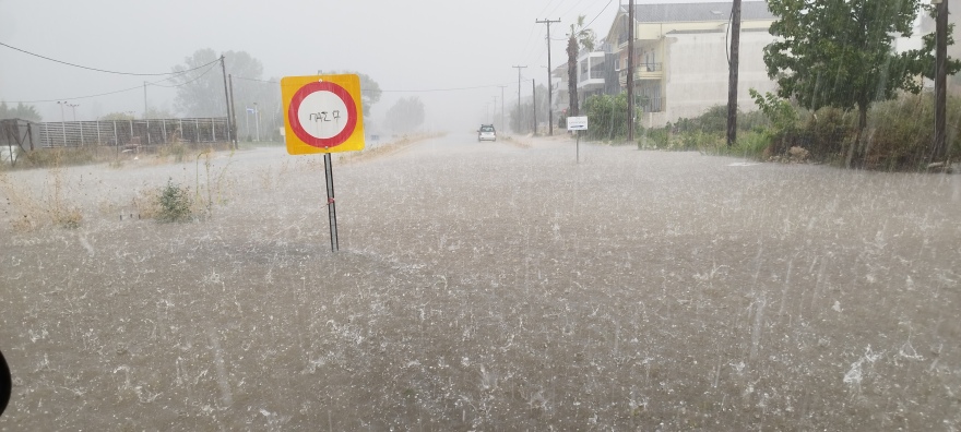 Ιωάννινα: «Άνοιξαν οι ουρανοί» και πλημμύρισαν οι δρόμοι από το ξαφνικό μπουρίνι - Βίντεο και φωτογραφίες