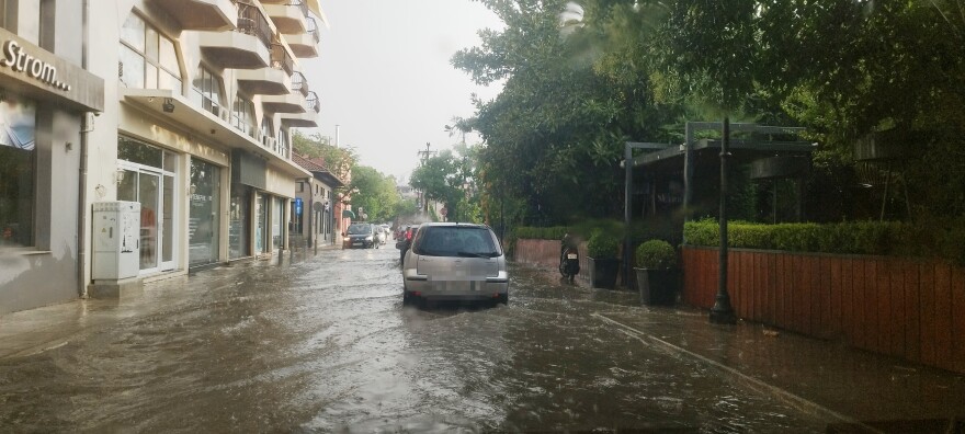 Ιωάννινα: «Άνοιξαν οι ουρανοί» και πλημμύρισαν οι δρόμοι από το ξαφνικό μπουρίνι - Βίντεο και φωτογραφίες