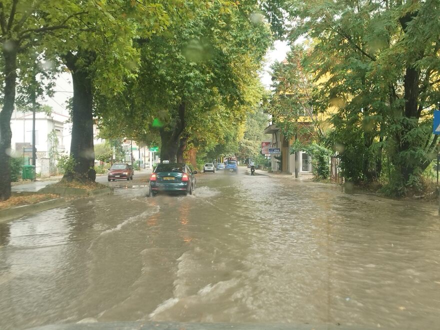 Ιωάννινα: «Άνοιξαν οι ουρανοί» και πλημμύρισαν οι δρόμοι από το ξαφνικό μπουρίνι - Βίντεο και φωτογραφίες