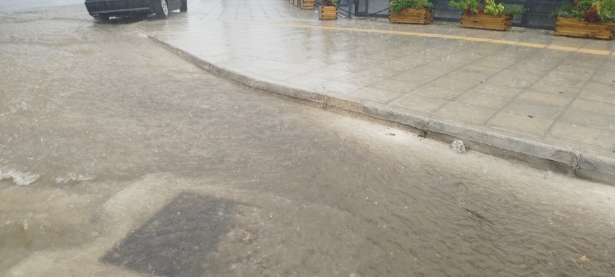 Ιωάννινα: «Άνοιξαν οι ουρανοί» και πλημμύρισαν οι δρόμοι από το ξαφνικό μπουρίνι - Βίντεο και φωτογραφίες