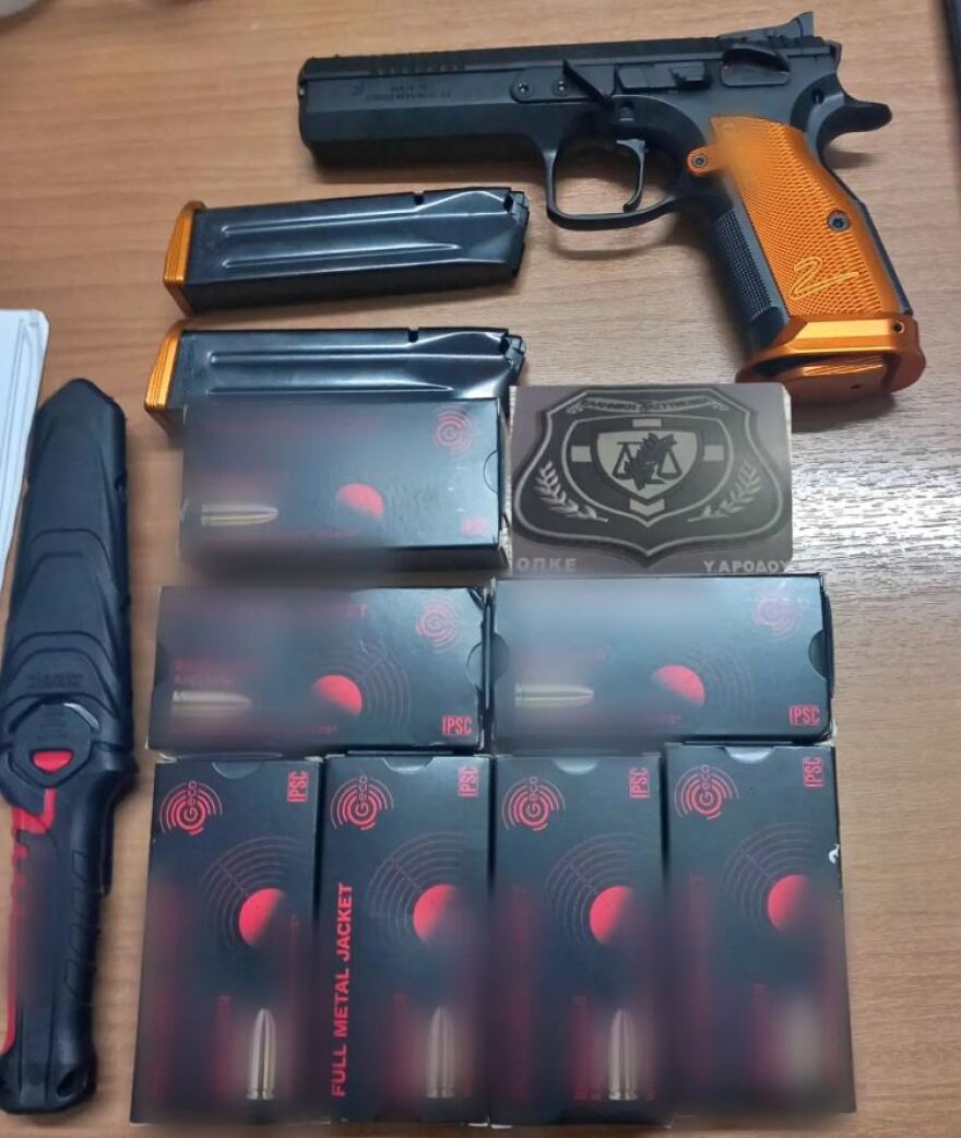 Ρόδος: 43χρονος παραβίασε φανάρι και τον καταδίωξαν - Βρήκαν όπλα και ναρκωτικά στο σπίτι του