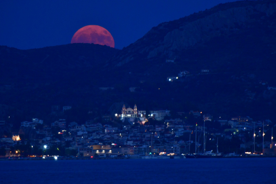 Πανσέληνος: Μοναδικές εικόνες από το Αυγουστιάτικο φεγγάρι