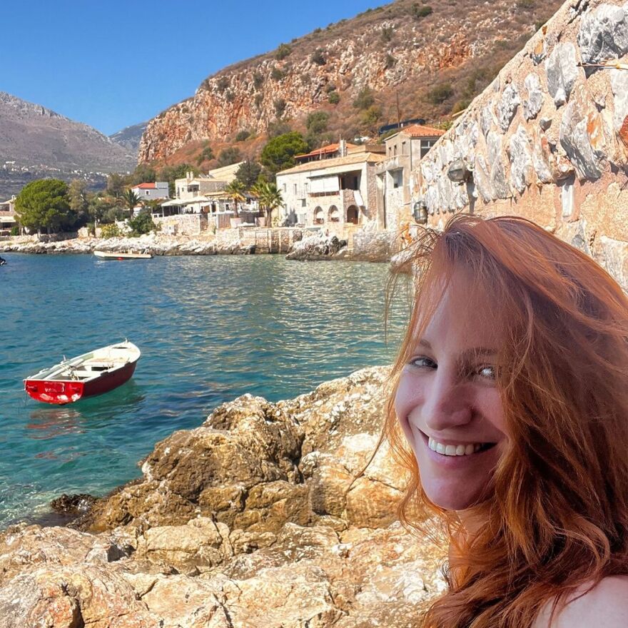 Στεφανία Γουλιώτη: Ποζάρει με μαγιό στη Μάνη - Εντάξει ρουφήχτηκα λίγο για τη φωτό, γράφει