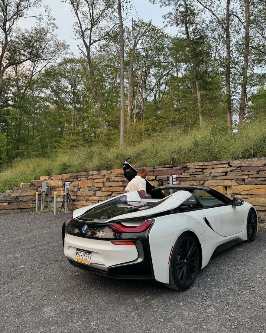 Άσλεϊ Γκράχαμ: Ποζάρει γυμνή μέσα στο νερό