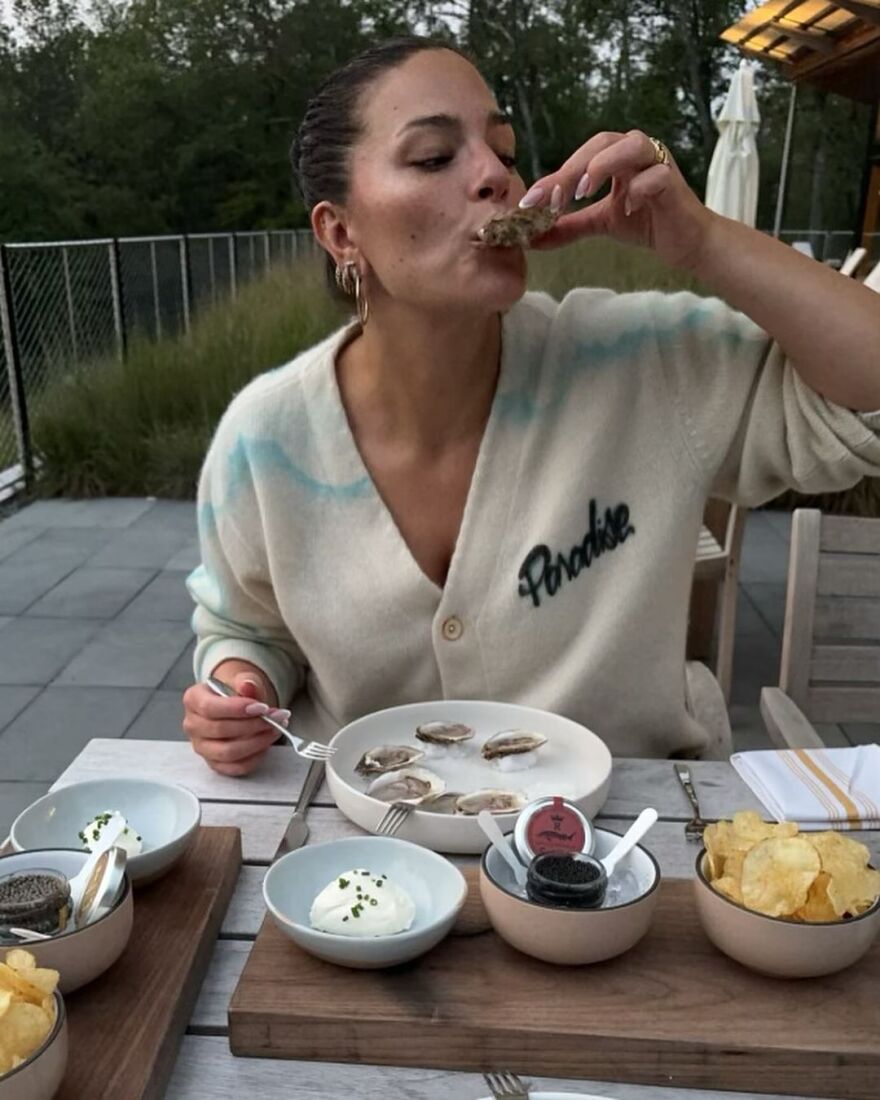 Άσλεϊ Γκράχαμ: Ποζάρει γυμνή μέσα στο νερό