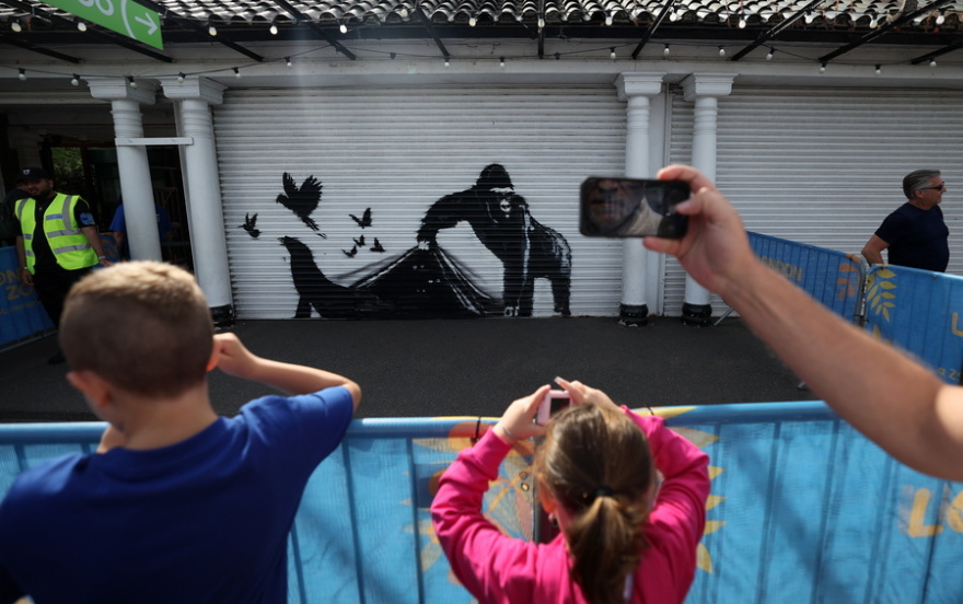 Banksy: Ο ζωολογικός κήπος του Λονδίνου αφαίρεσε το τελευταίο έργο του