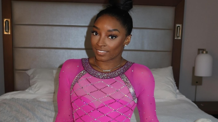 Σιμόν Μπάιλς: Απαντά με Prada, αλκοόλ και χορό στις κατηγορίες πως κάνει επίδειξη πλούτου ενώ η μητέρα της ζει στην ανέχεια