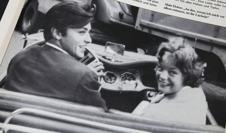 Αλέν Ντελόν: Άγγελος ή διάβολος; Τα παιδικά τραύματα και οι σχέσεις με τις γυναίκες και τα παιδιά του