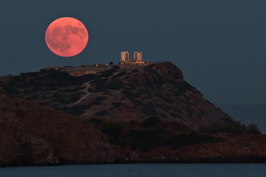 Πανσέληνος: Μοναδικές εικόνες από το Αυγουστιάτικο φεγγάρι