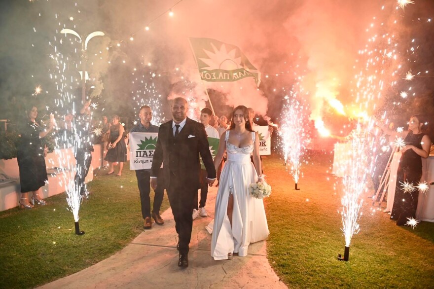 Αγρίνιο: Παντρεύτηκαν με άρωμα… ΠΑΣΟΚ - Δείτε φωτογραφίες