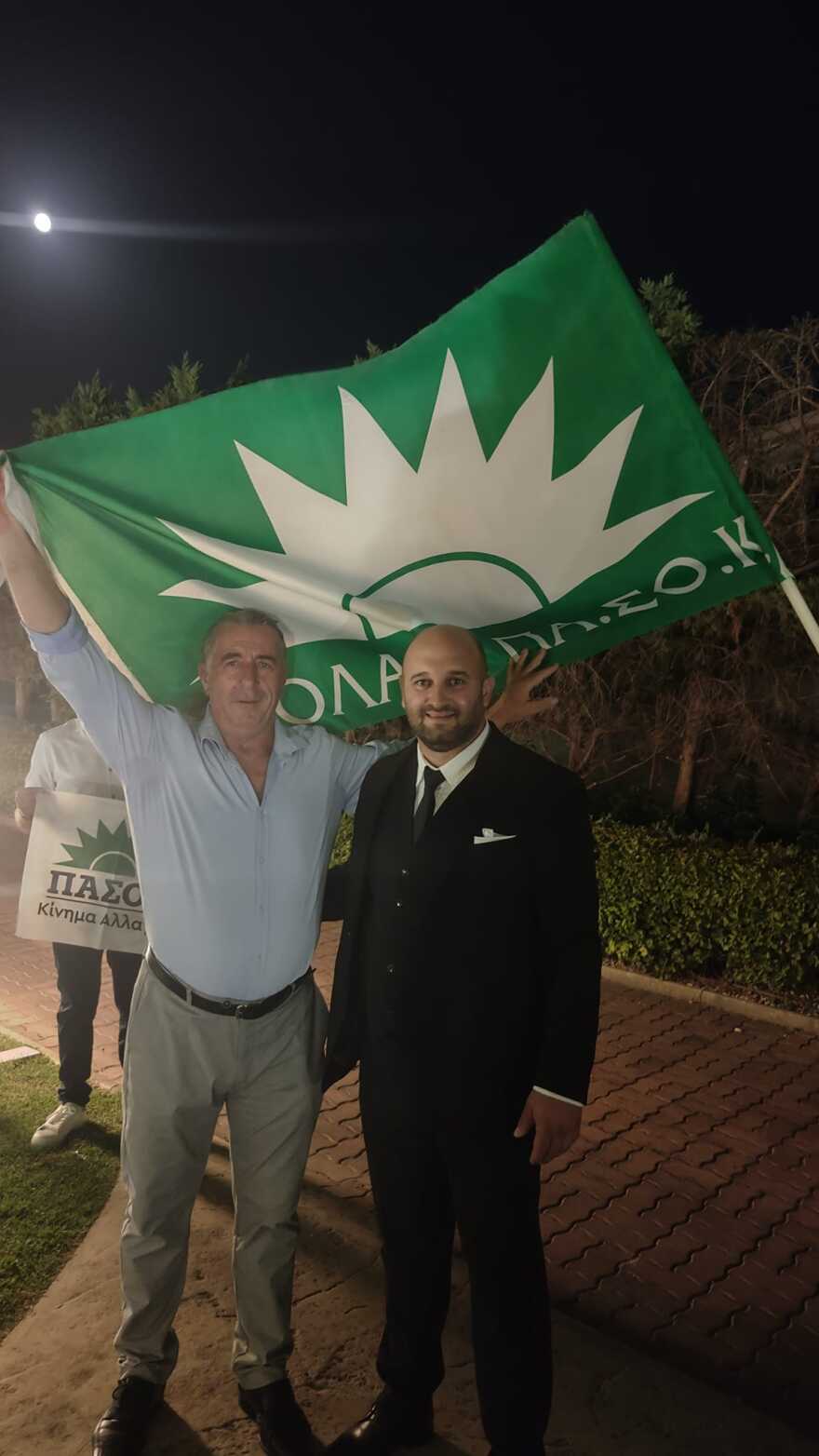 Αγρίνιο: Παντρεύτηκαν με άρωμα… ΠΑΣΟΚ - Δείτε φωτογραφίες