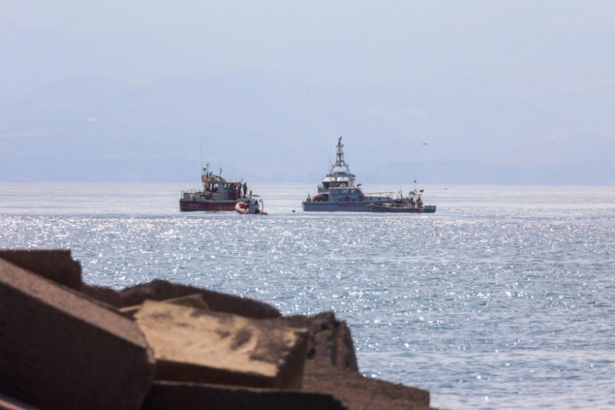 Σικελία: «Κρατούσα την κόρη μου σφιχτά, πολλοί ούρλιαζαν» περιγράφει η μητέρα που επέζησε από το ναυάγιο