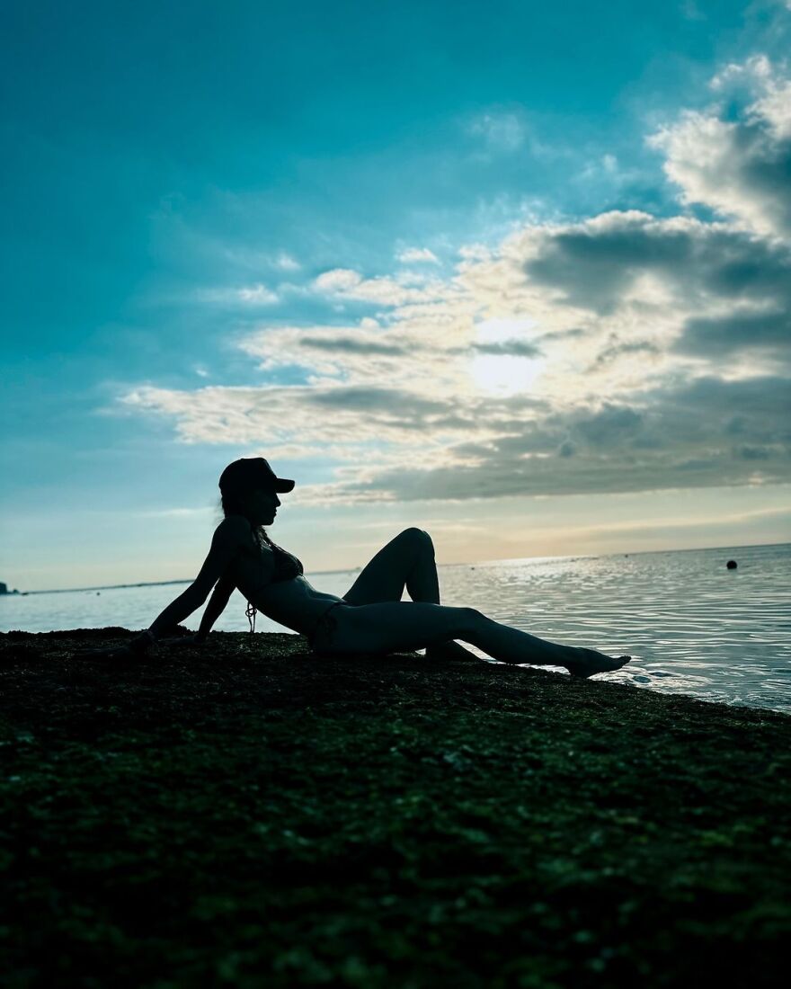 Ντορέττα Παπαδημητρίου: Οι νέες φωτογραφίες από το Μπαλί - Ποζάρει ξαπλωμένη στην άμμο