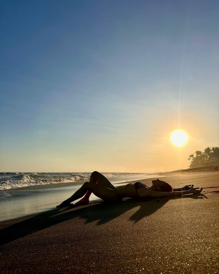 Ντορέττα Παπαδημητρίου: Οι νέες φωτογραφίες από το Μπαλί - Ποζάρει ξαπλωμένη στην άμμο