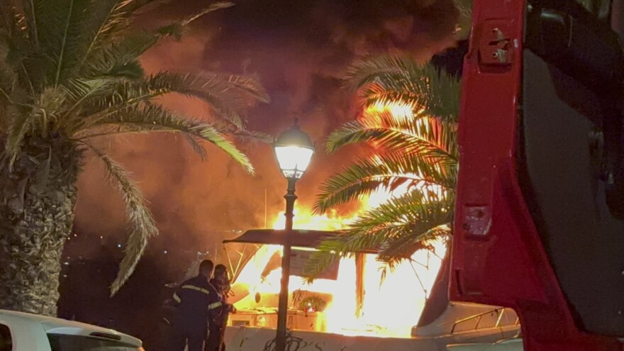 Φωτιά σε σκάφος στο Λιμάνι Αργοστολίου – Δείτε βίντεο και φωτογραφίες