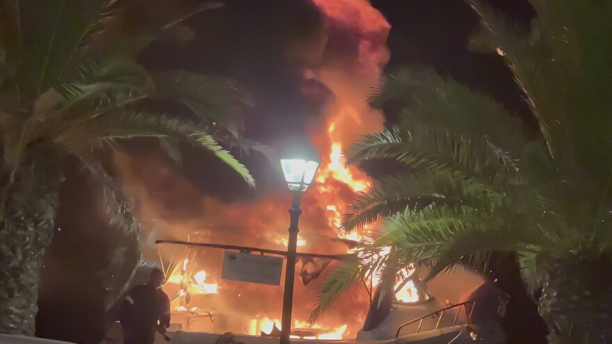 Φωτιά σε σκάφος στο Λιμάνι Αργοστολίου – Δείτε βίντεο και φωτογραφίες