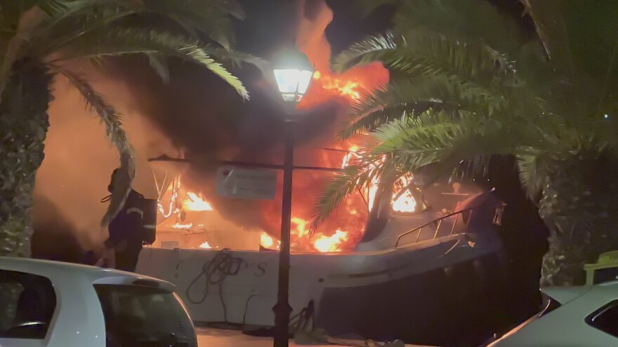 Φωτιά σε σκάφος στο Λιμάνι Αργοστολίου – Δείτε βίντεο και φωτογραφίες