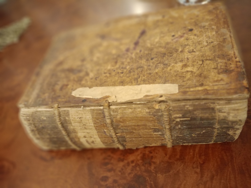 Ελασσόνα: Σπάνια Καινή Διαθήκη από το 1565 ανακαλύφθηκε σε μια αποθήκη