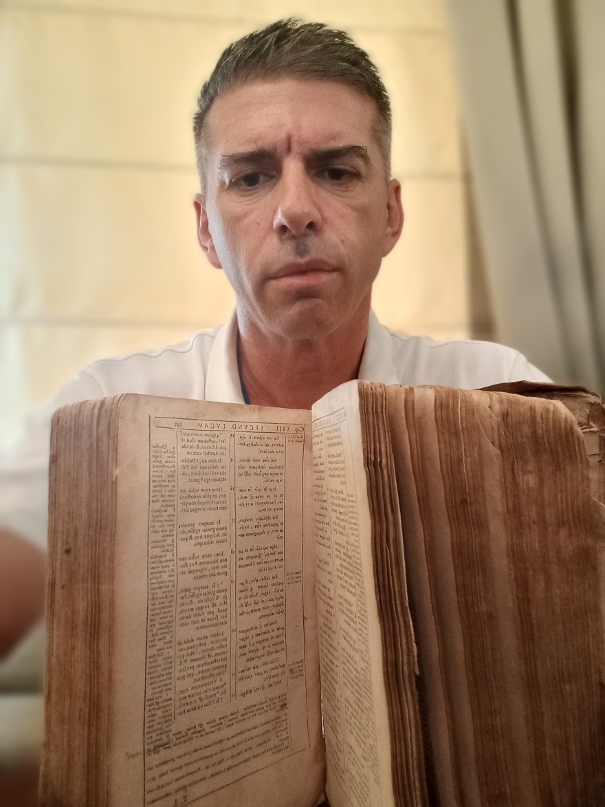 Ελασσόνα: Σπάνια Καινή Διαθήκη από το 1565 ανακαλύφθηκε σε μια αποθήκη