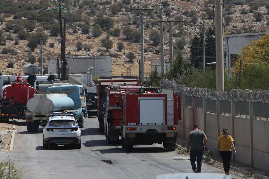 Υπό έλεγχο η φωτιά στο προαύλιο εργοστασίου λιπασμάτων στον Ασπρόπυργο - 3 πυροσβέστες με αναπνευστικά στο «Αττικόν»