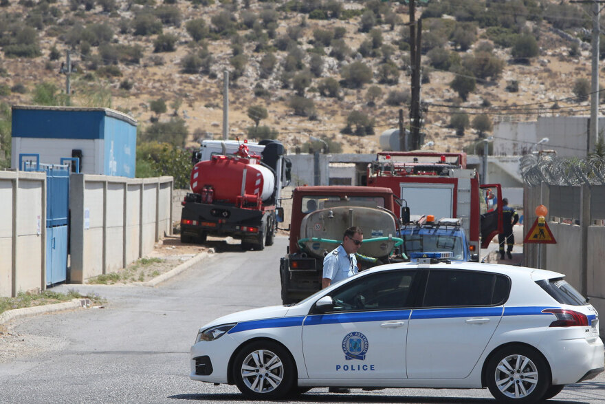 Υπό έλεγχο η φωτιά στο προαύλιο εργοστασίου λιπασμάτων στον Ασπρόπυργο - 3 πυροσβέστες με αναπνευστικά στο «Αττικόν»
