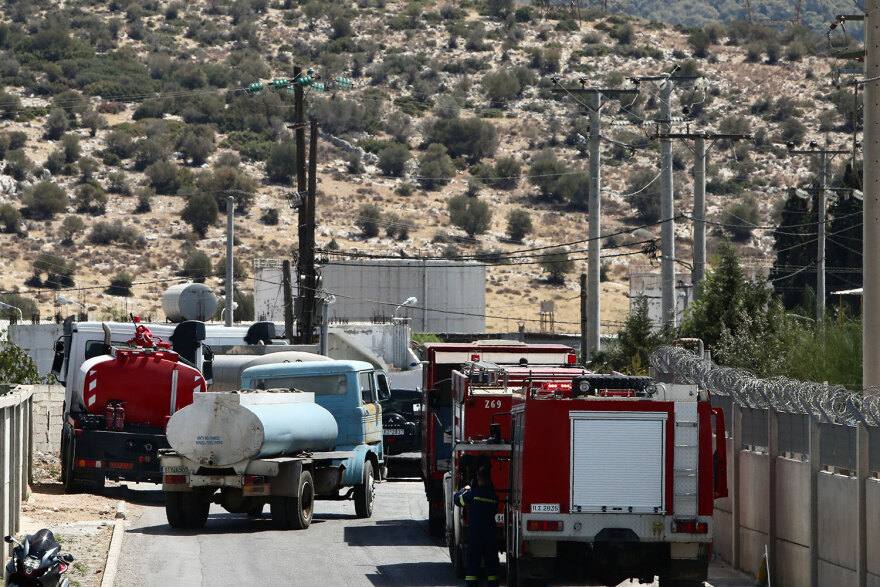 Υπό έλεγχο η φωτιά στο προαύλιο εργοστασίου λιπασμάτων στον Ασπρόπυργο - 3 πυροσβέστες με αναπνευστικά στο «Αττικόν»