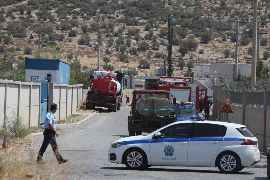 Υπό έλεγχο η φωτιά στο προαύλιο εργοστασίου λιπασμάτων στον Ασπρόπυργο - 3 πυροσβέστες με αναπνευστικά στο «Αττικόν»