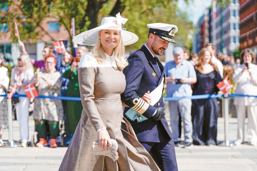 Και Νορβηγός, και πρίγκιπας, κι όμως... δέρνει τη σύντροφό του