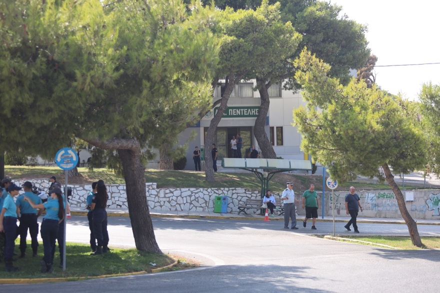 Αυτοψία Μητσοτάκη στα καμένα της Πεντέλης, σε εξέλιξη η σύσκεψη στο δημαρχείο